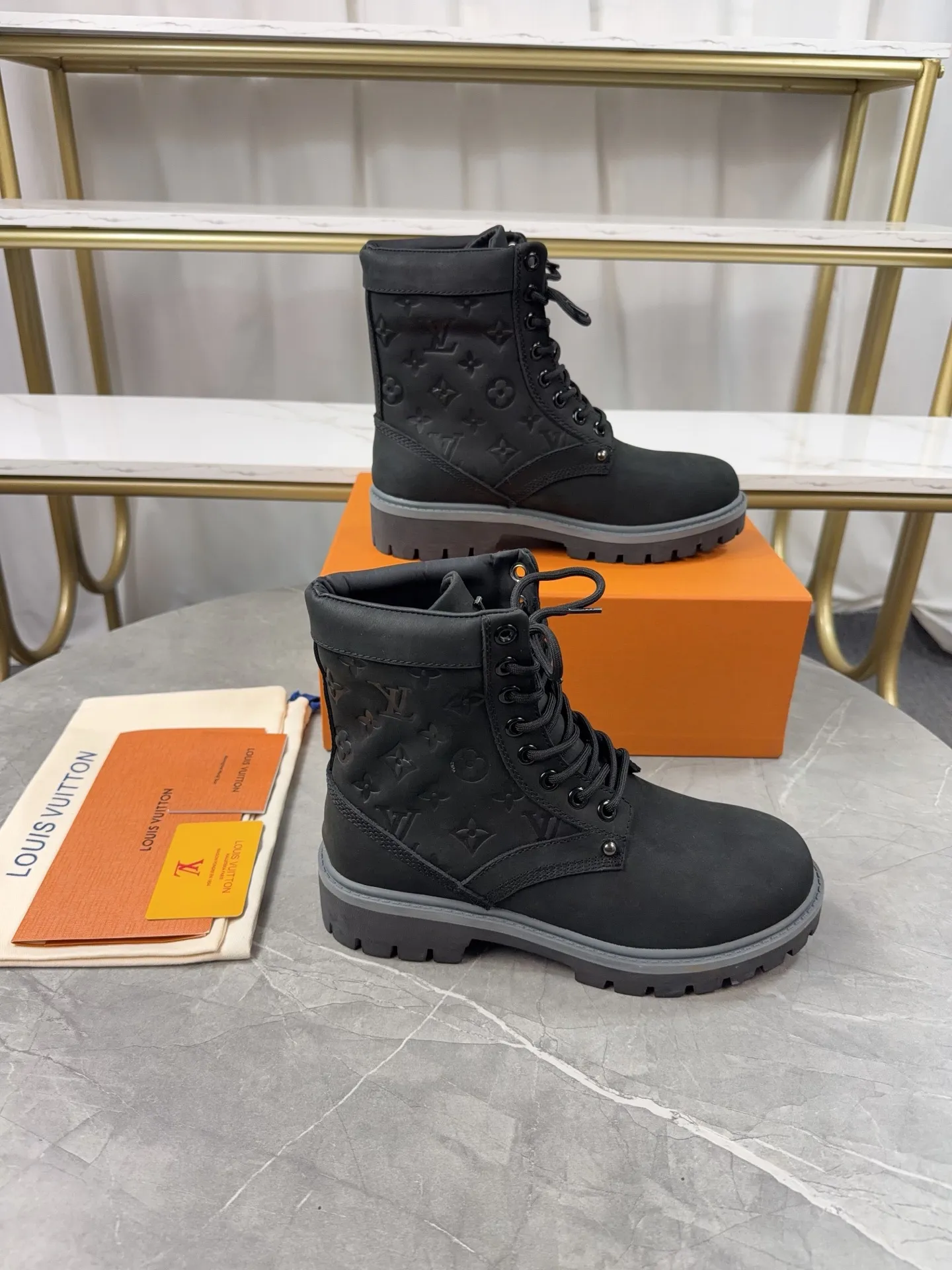 p720🐮🐮2025 top version: couple style LV presbyopia, embossed rhubarb boots, ankle boots, embossed waterproof nubuck cowhide boots, relying on the brand's exquisite craftsmanship to carefully reshape the classic T 6-inch boot shape in Italy to create an American-style autumn and winter men's and women's wear show. The original laces and outsole are exquisitely detailed, and the leather label expresses the cooperation logo. Exquisite packaging at the delivery counter🛍📦 ▪️Fabrics: Original customized imported first-layer cowhide ▪️Inner lining: Original customized leather lining/mesh lining ▪️Outsole: Original molded anti-slip rubber material ▪️Sole thickness: 3.5CM ▪️Size: 35-40 for women and 39-46 for men